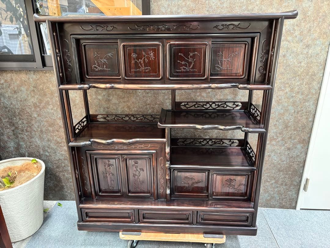 彫刻入り 黒檀 紫檀 飾り棚 茶箪笥 アンティーク