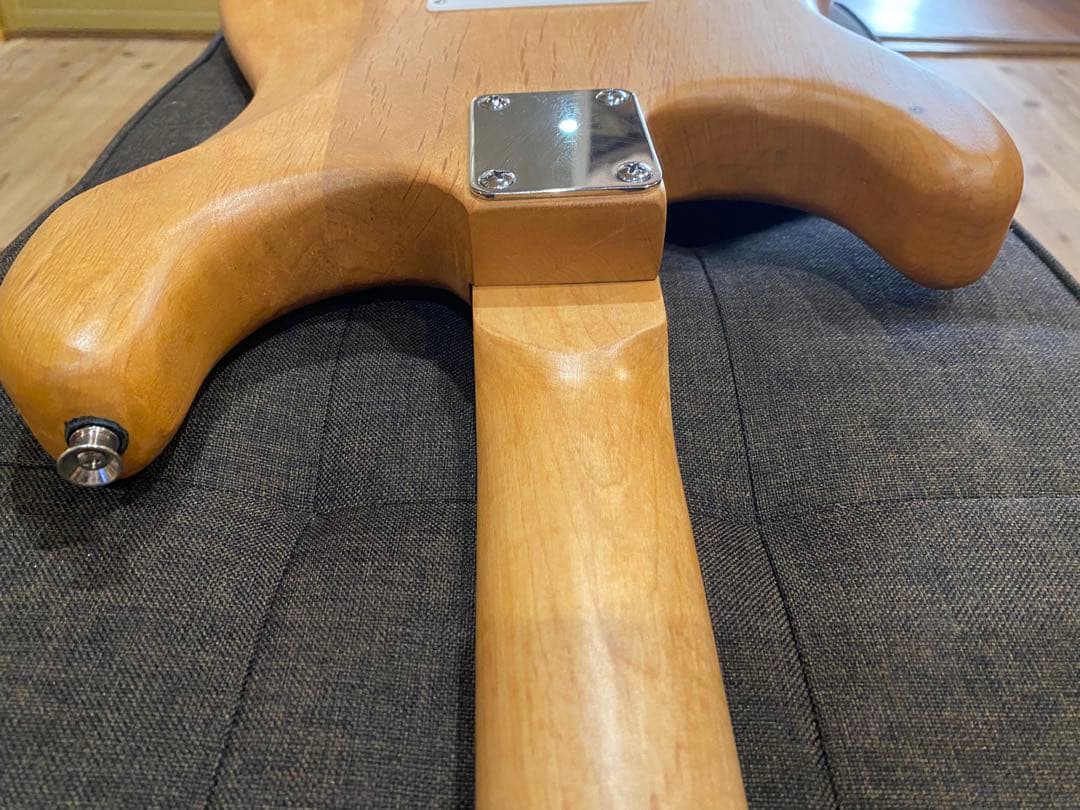 ストラトキャスター ナチュラルフィニッシュ