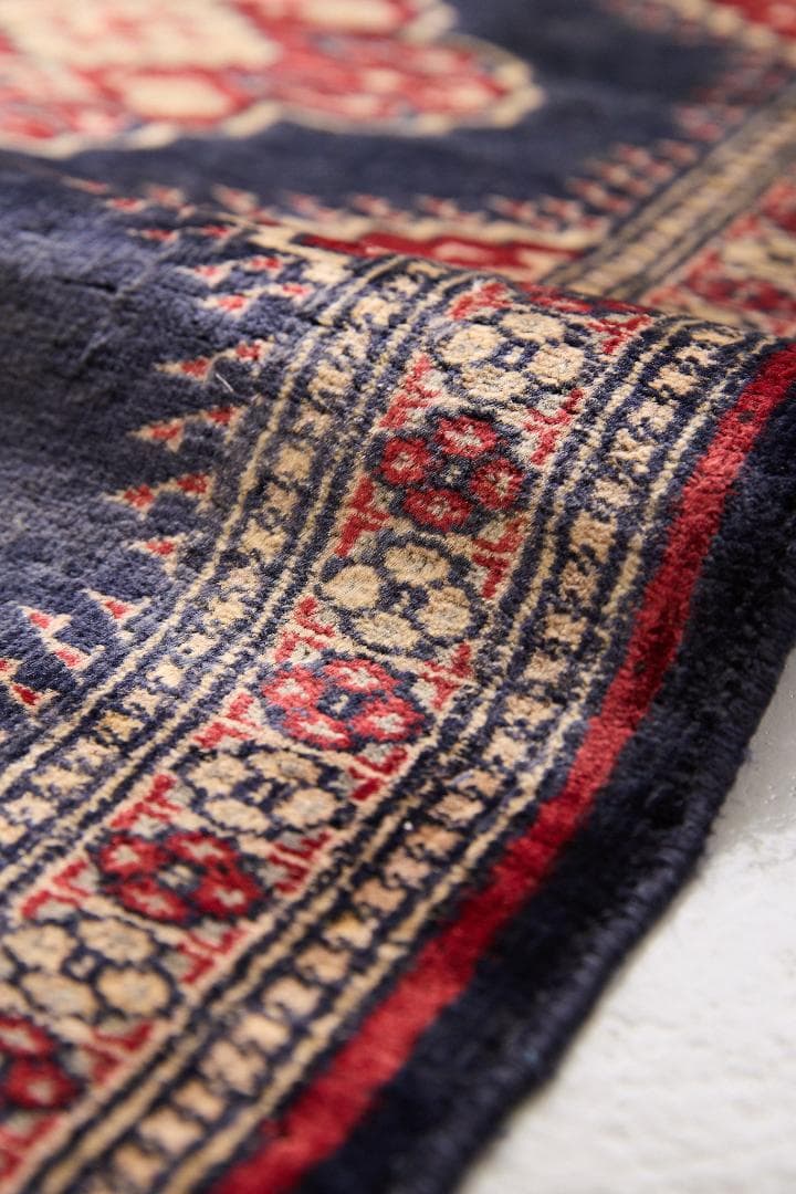 ヴィンテージラグ　トライバルラグ　パキスタン産（125×62cm）紺　赤　黒