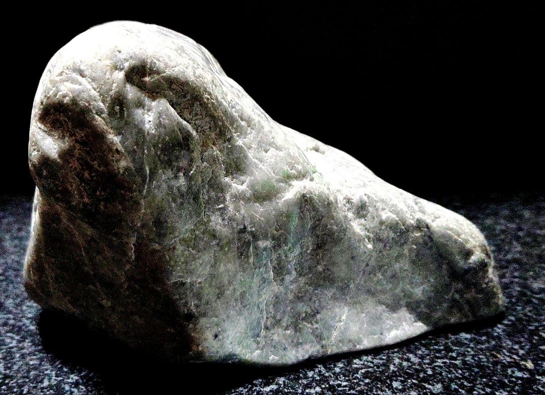 ★翡翠原石★糸魚川硬玉【小滝・川ズレ・底カット】