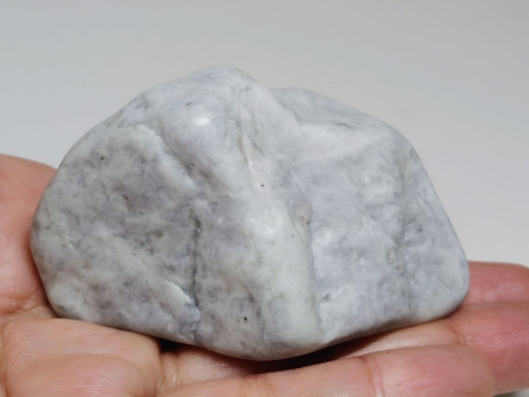 ヨシオ 189g 翡翠 ヒスイ 原石 鑑賞石 自然石 誕生石 鉱物 鉱石 水石