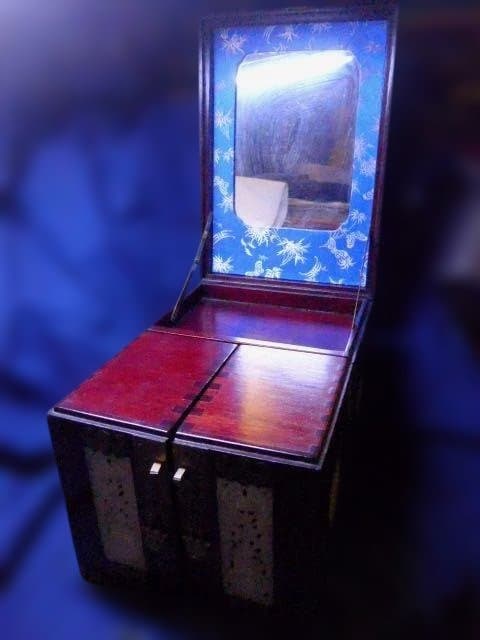 貴重！翡翠が象嵌されたアンティークの中国の姫箱です。作りの良いものです