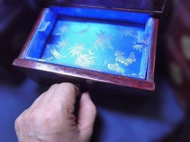貴重！翡翠が象嵌されたアンティークの中国の姫箱です。作りの良いものです