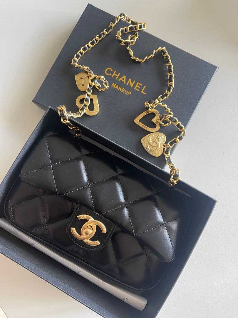 CHANEL キルティングショルダーバッグハートチ エーンノベルティ