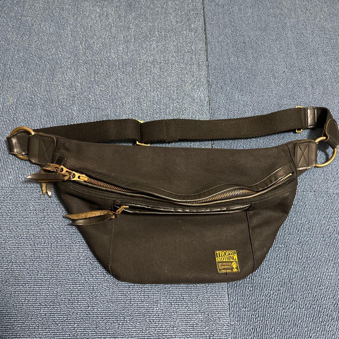 TROPHY CLOTHING ブラックショルダーバッグ