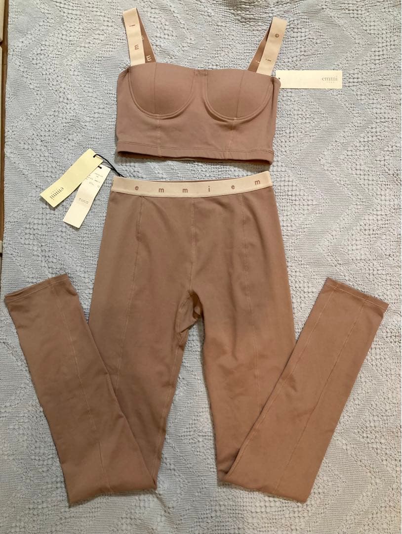 新品　emmi yog aエミヨガ　ヨガウェア　吸水速乾　ピンクベージュ　M