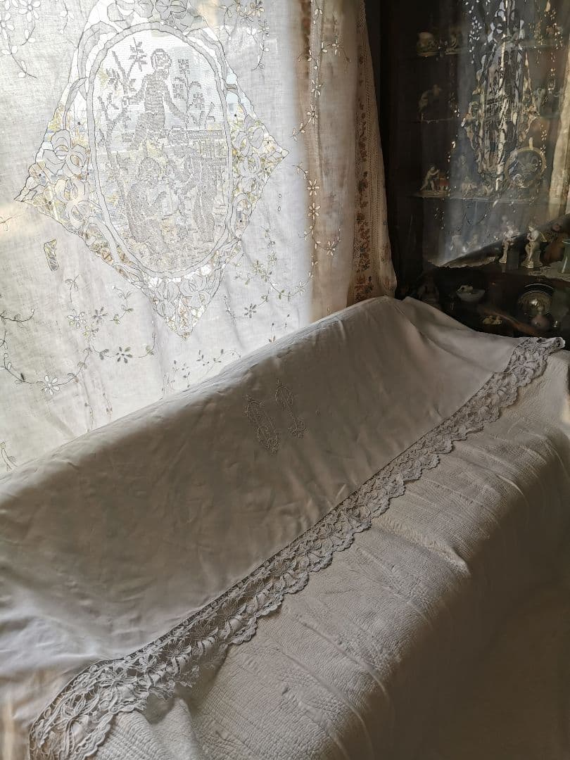 アンティーク イニシャル刺繍ＤＰ ベル風スカラップ花トリム ロングクロスカーテン