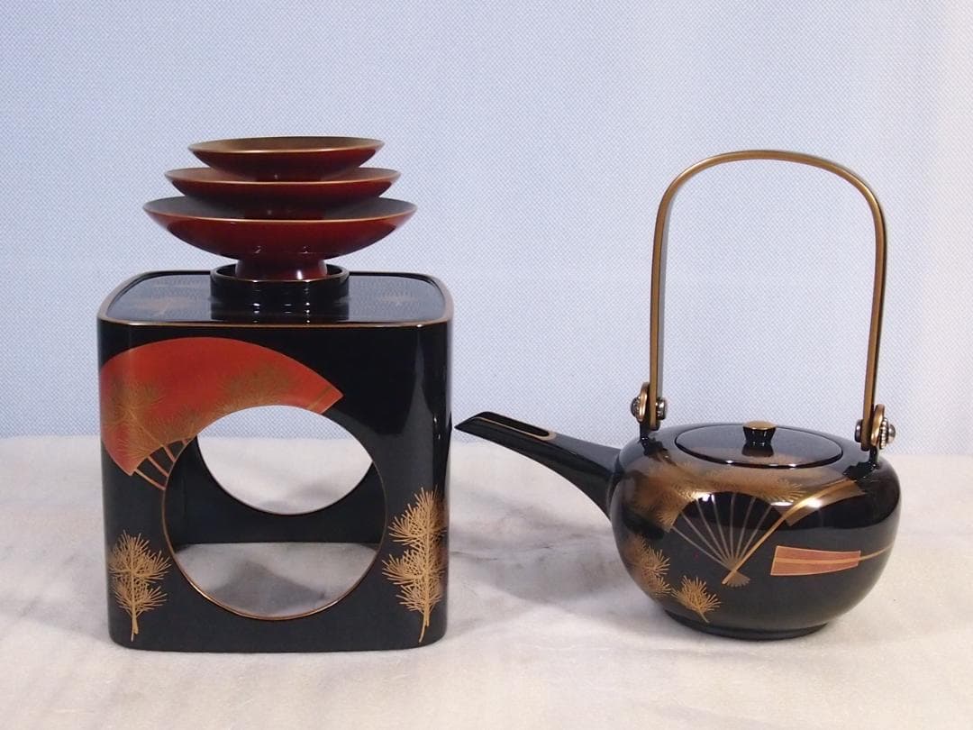【美品】輪島塗 わじま慶塚 扇面に松蒔絵 四段重箱 台付き＆屠蘇器 お重/酒器