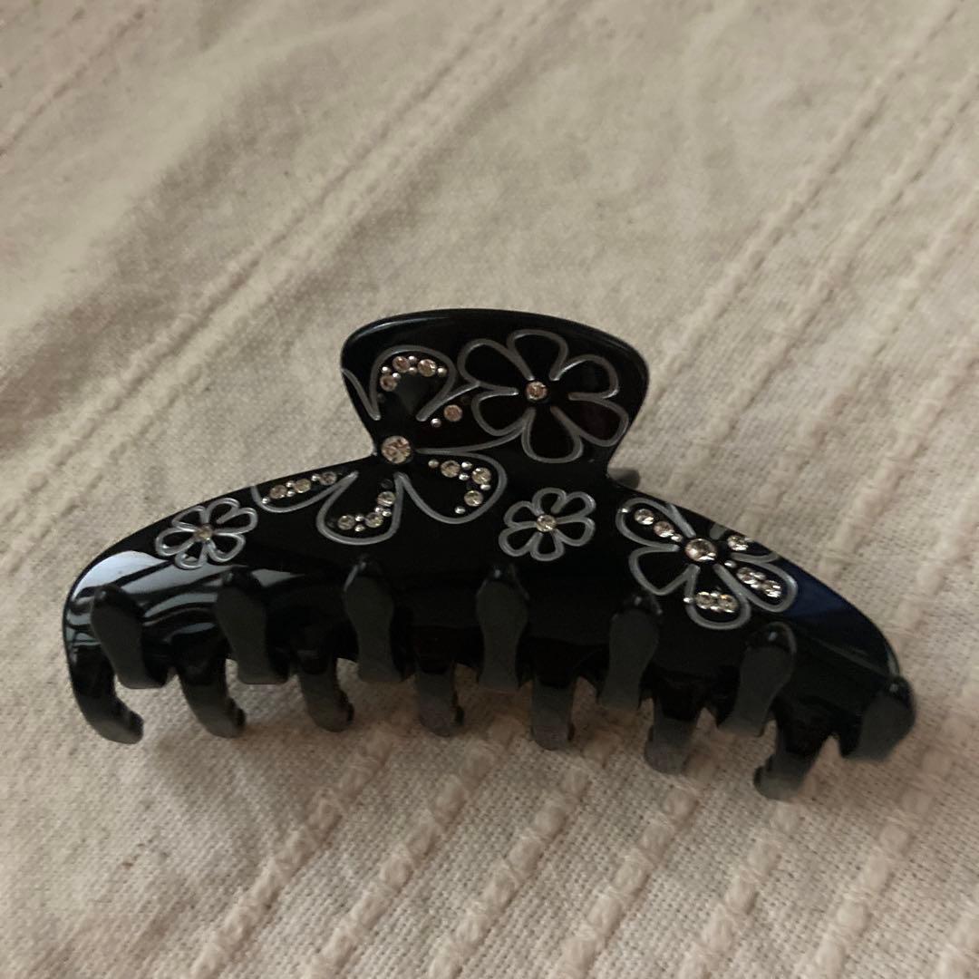 花柄ストーン付き黒ヘアクリップ