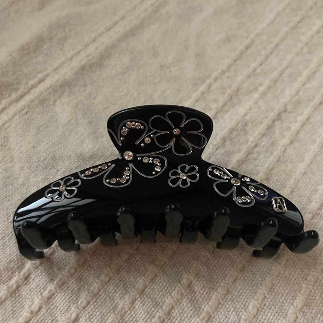 花柄ストーン付き黒ヘアクリップ