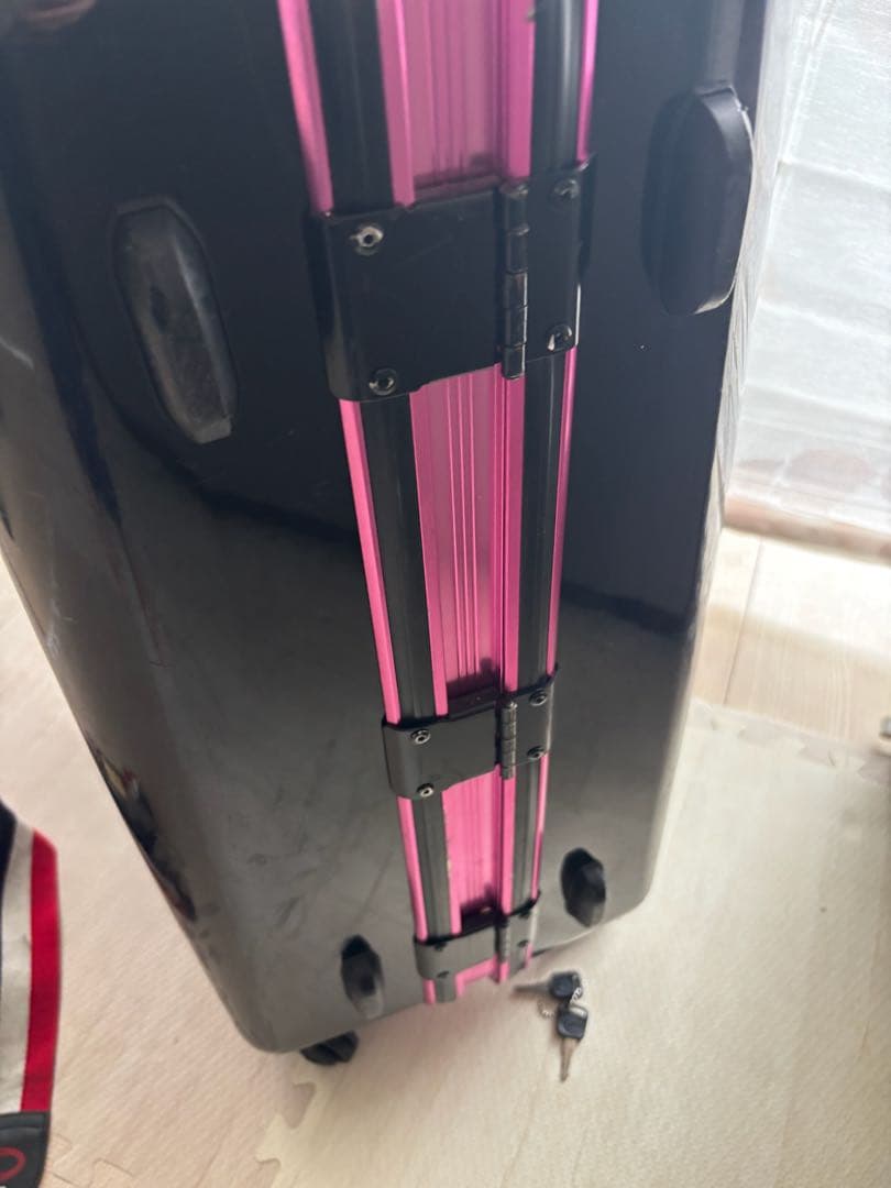 黒とピンクの中型キャリーケース
