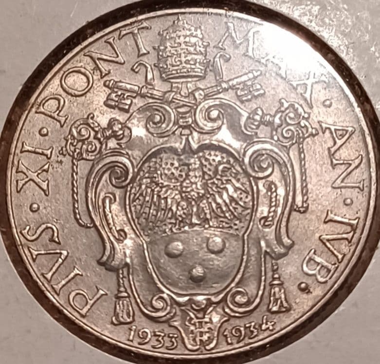 世界で最も小さい独立国 ローマ教皇庁 (バチカン) 剣を持った大天使聖ミカエル像