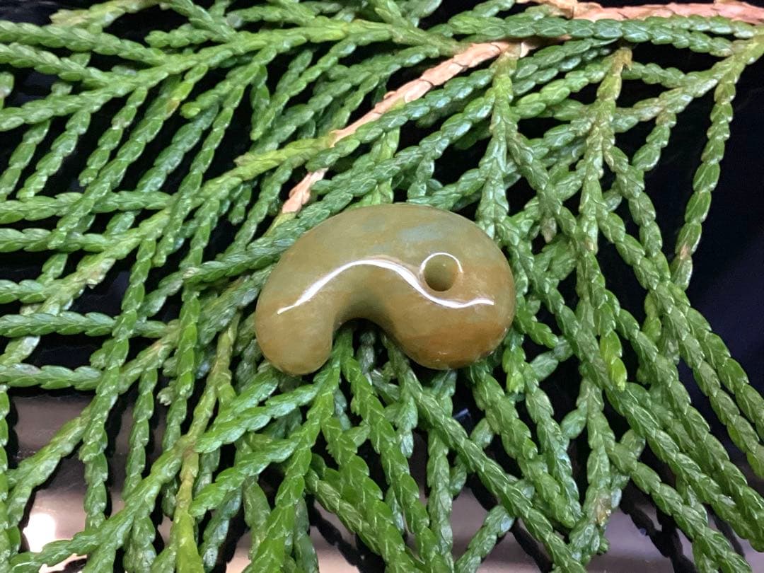 限定‼️超極上レア物✳一番数少ない幻の幸運の黄色‼️ 糸魚川翡翠勾玉　鑑別無しの安価