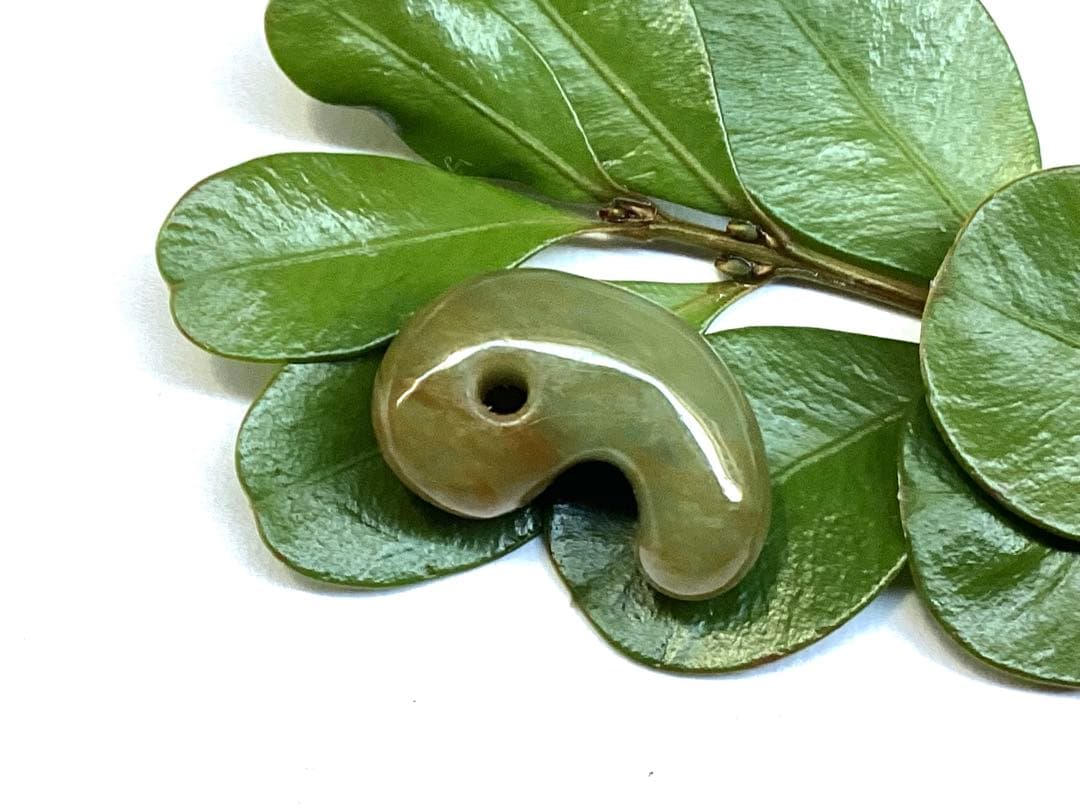 限定‼️超極上レア物✳一番数少ない幻の幸運の黄色‼️ 糸魚川翡翠勾玉　鑑別無しの安価