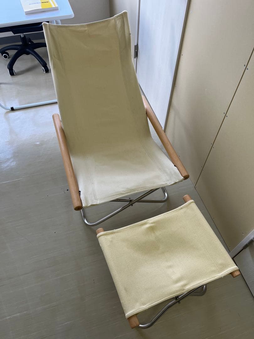 クリーム色の折りたたみアウトドアチェア