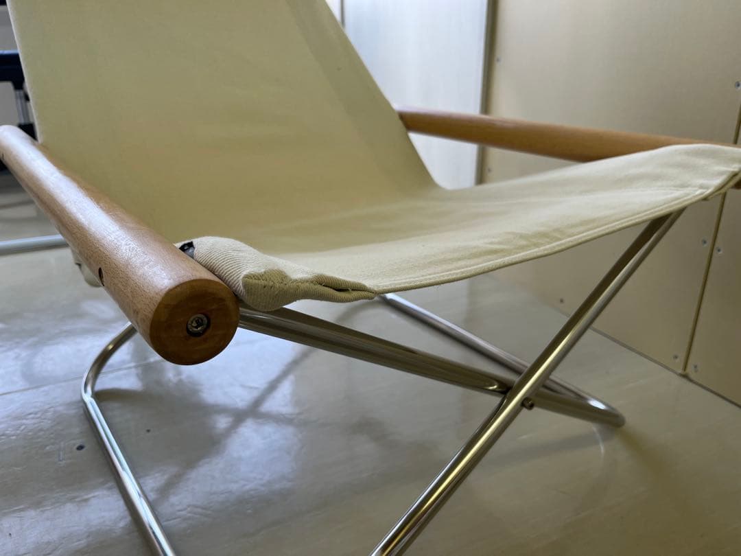 クリーム色の折りたたみアウトドアチェア