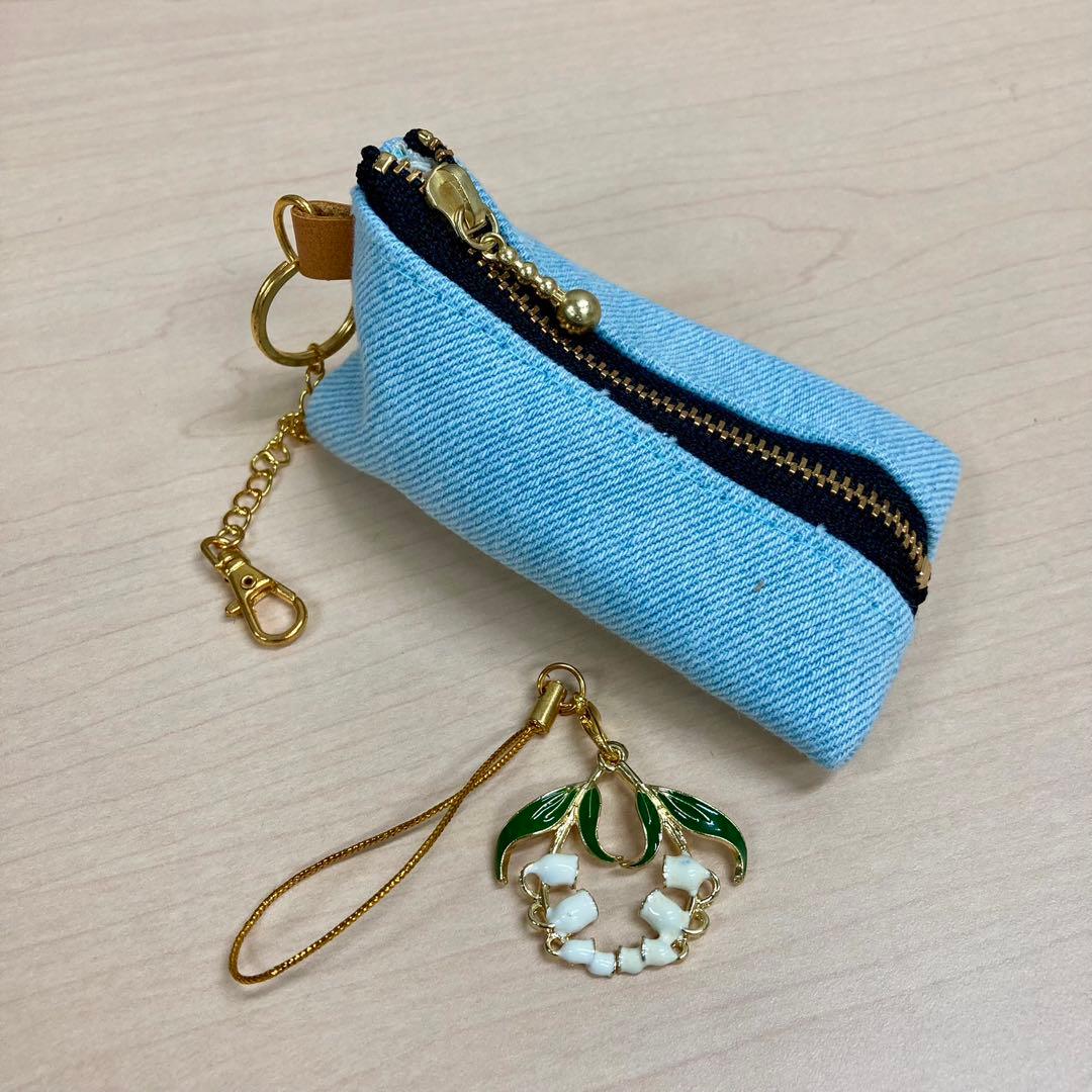 デニムリメイク✖︎本革　2wayハンドバッグ　刺繍花柄　チャーム 底板底鋲付き