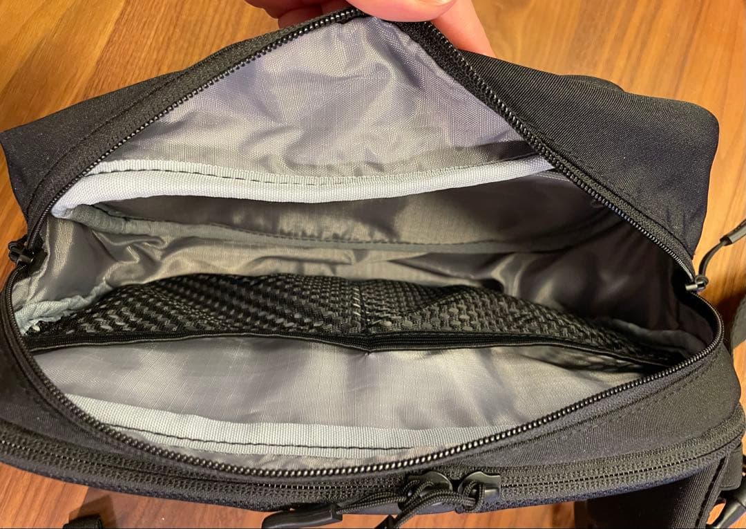 ポムル　POMULU ブラック スリングバッグ