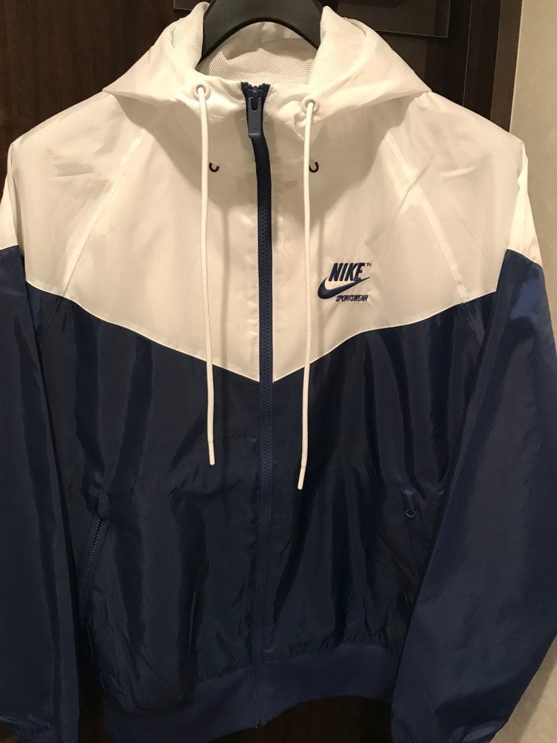 (期間限定)定価34%オフ　Nikeウィンドランナー品番HJ2041-100