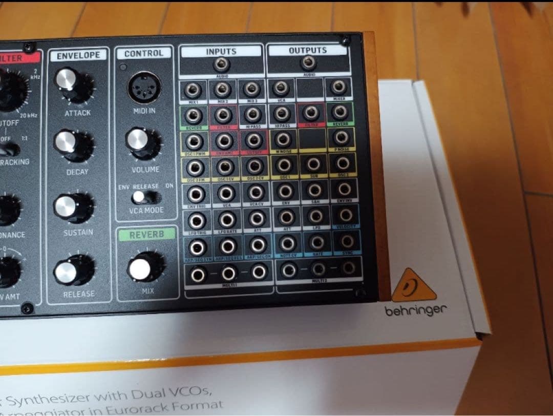 Behringer MODEL 15 アナログセミモジュラーシンセサイザー
