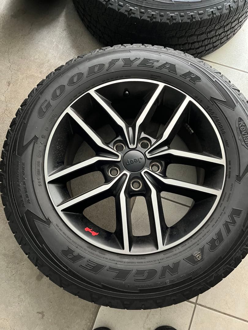 JeepグランドチェロキーWK36タイヤホイールセット4本(265/60R18)