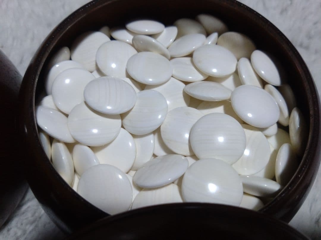 値下げ【囲碁】国産本榧　囲碁盤7.4寸板目　本蛤白石　那智黒石29号　囲碁セット