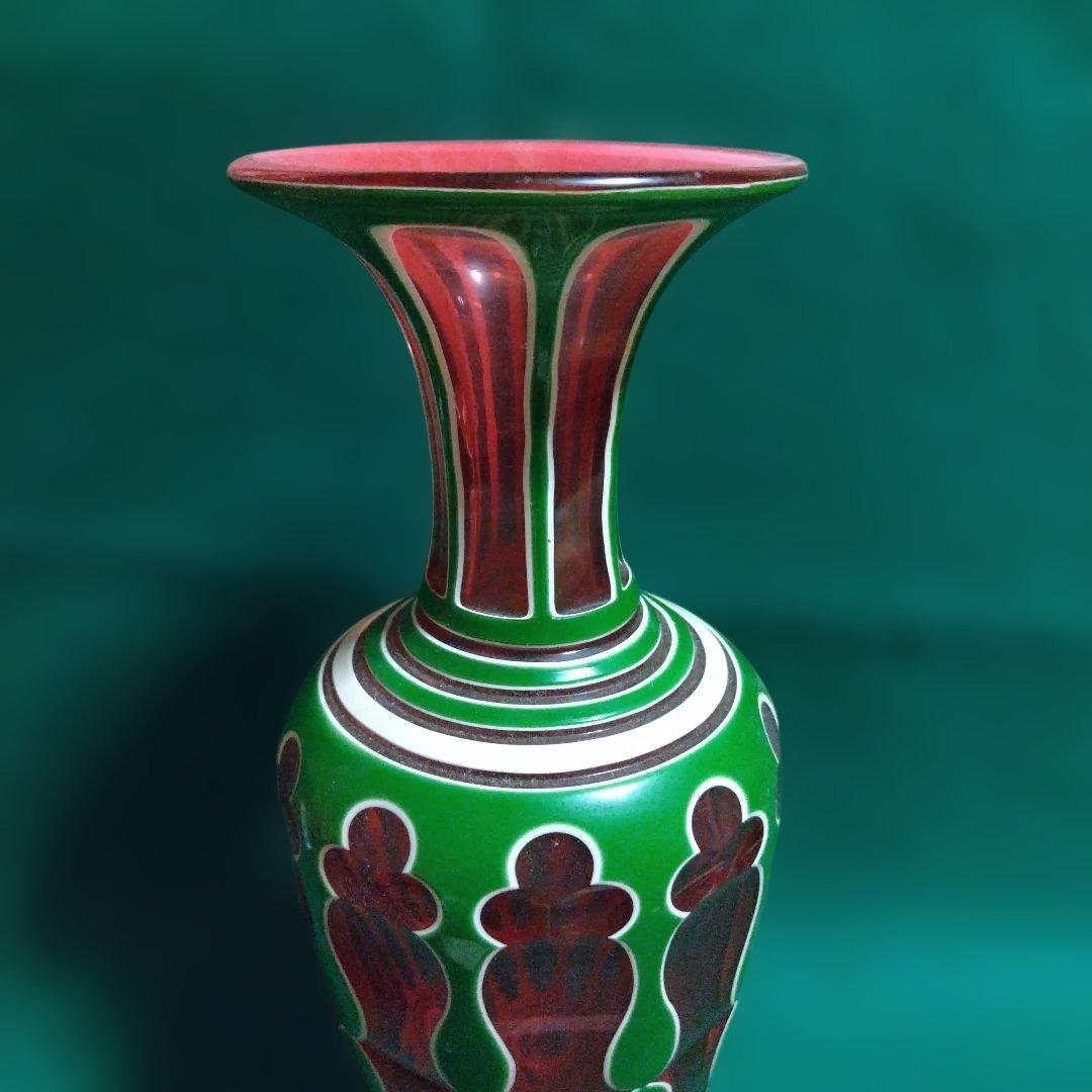 装飾的なガラス花瓶 緑と赤　ベネチアグラス　傷みはありません。