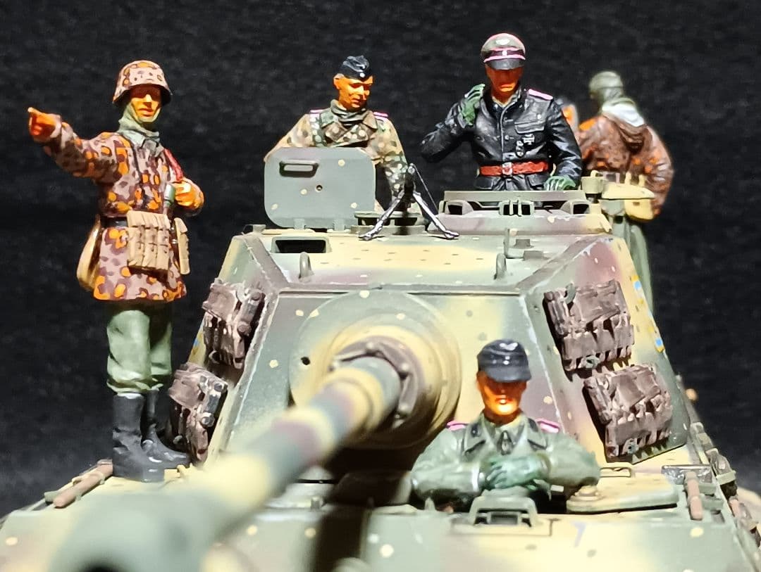 タミヤ1/35キングタイガー完成品