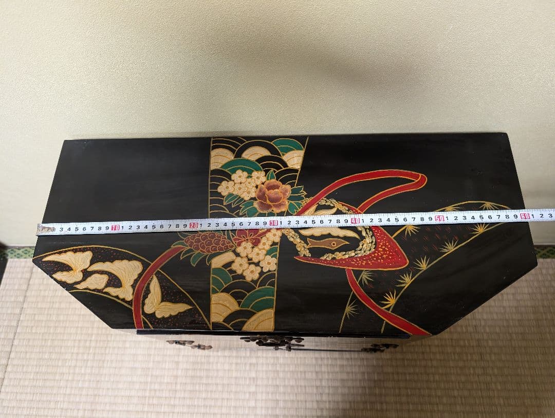 送料込み　黒漆塗りの花鳥風月タンス　キャビネット