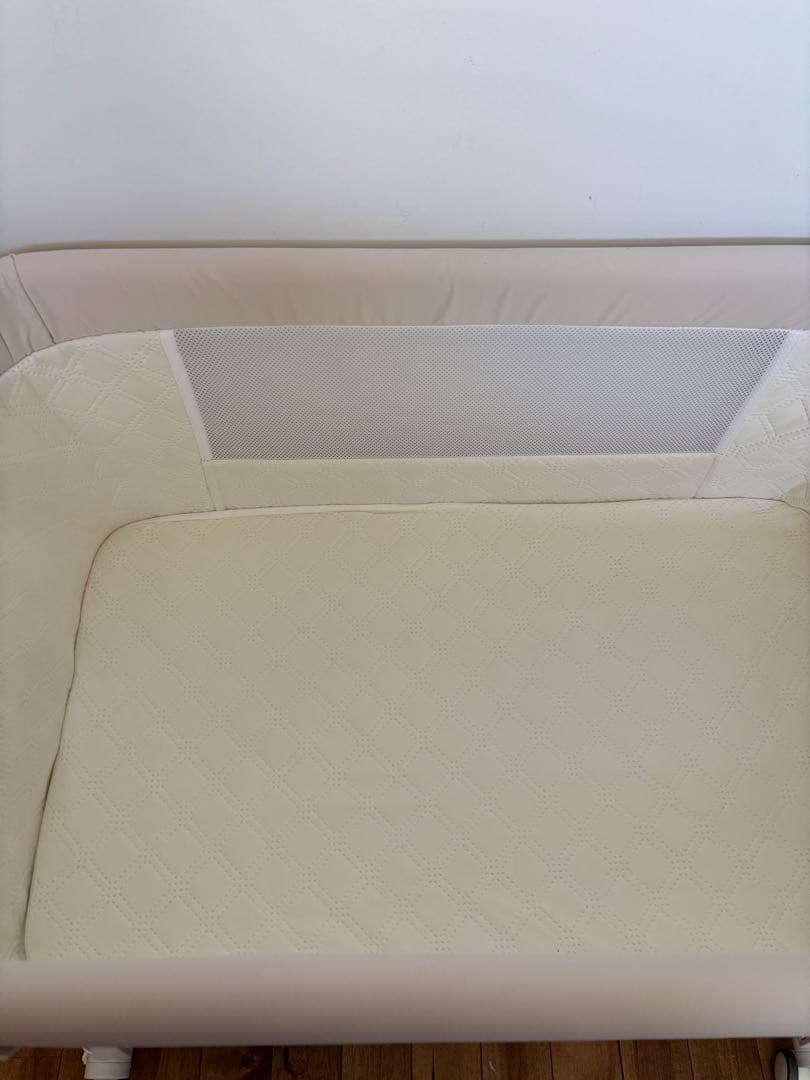 ベビーベッド　移動式　キャスター