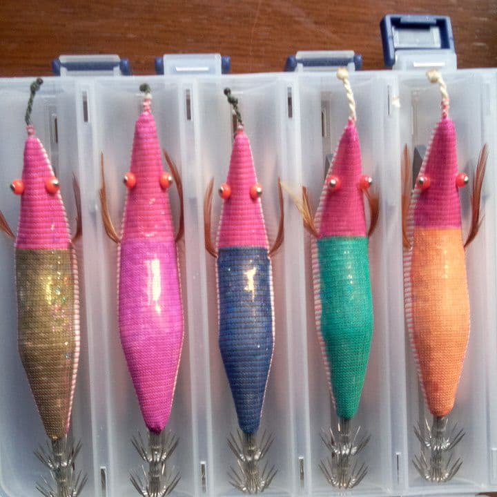 桐の大木から切り出して、一本、一本手作り、削り込んだエギです！