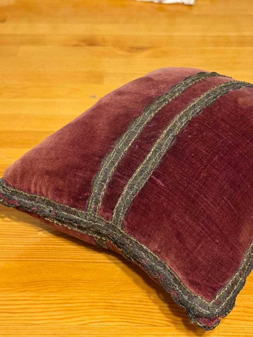 ピンクッション とアンティークピン、台座セット