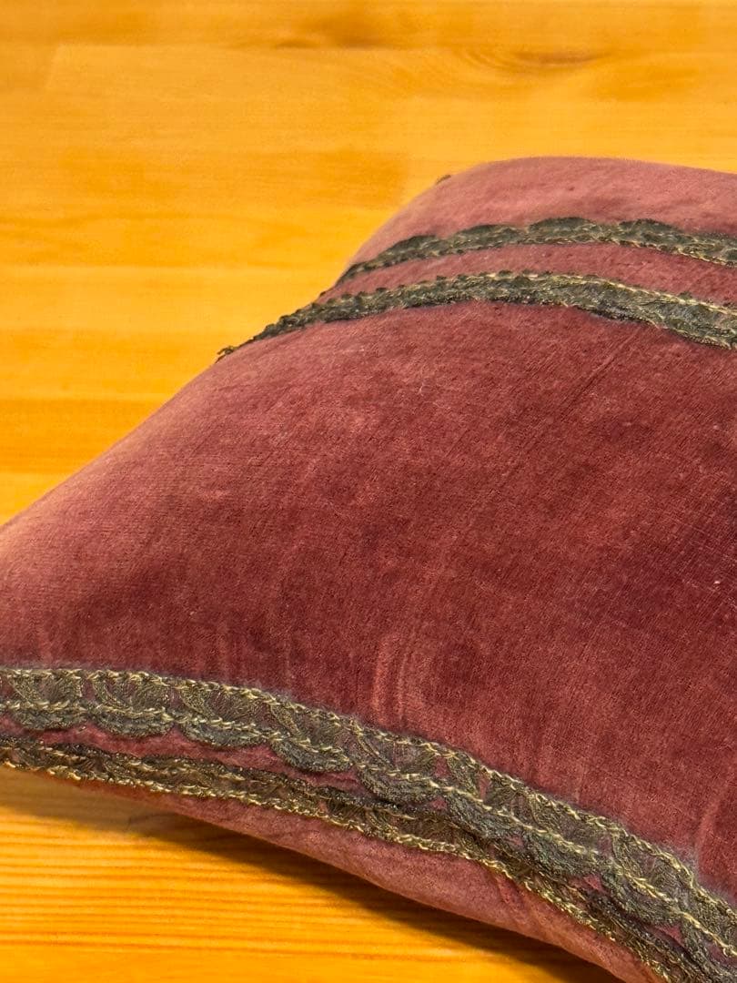 ピンクッション とアンティークピン、台座セット