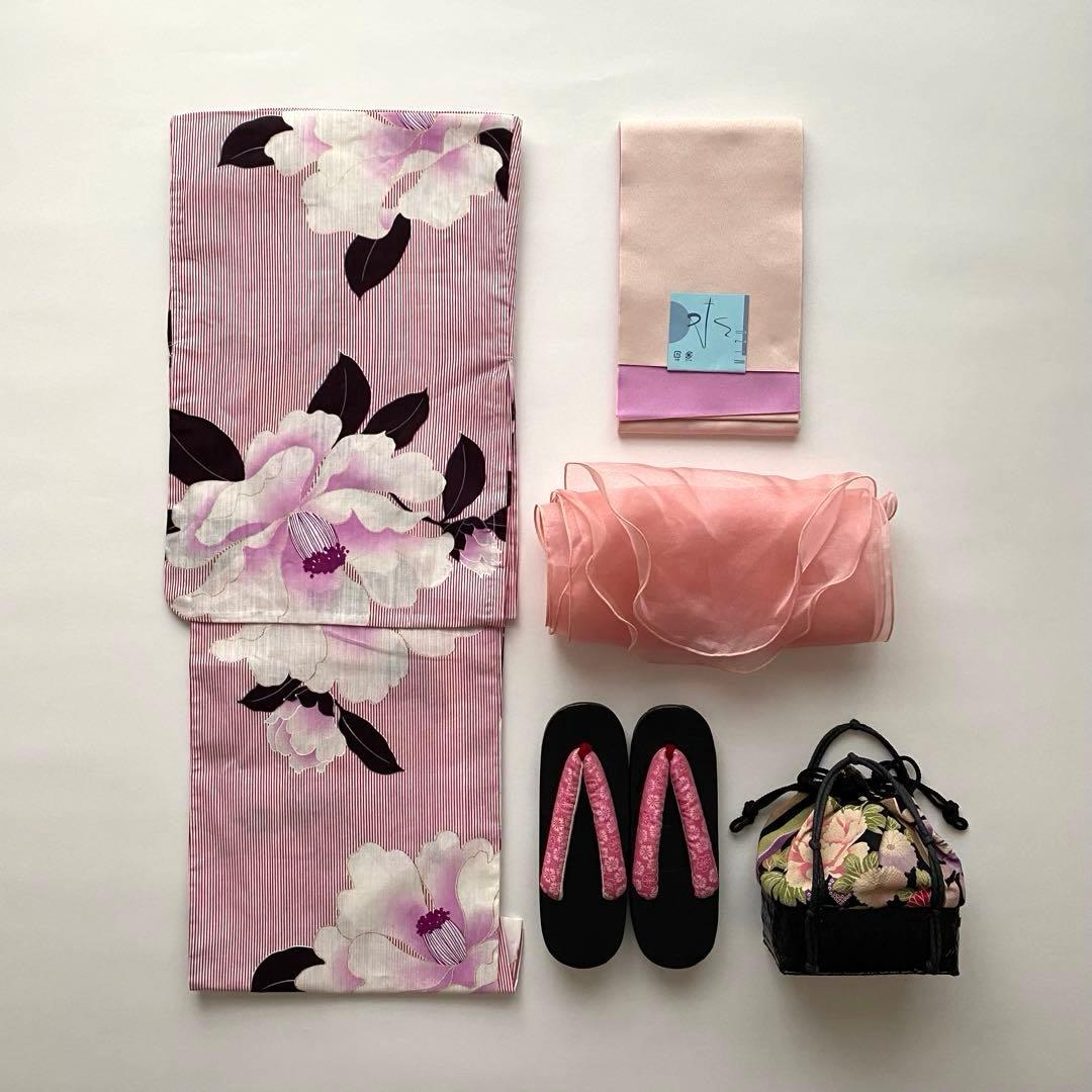 【浴衣5点セット】ボヌールセゾン　浴衣　半幅帯　飾り帯　かごバッグ　下駄　椿　縞