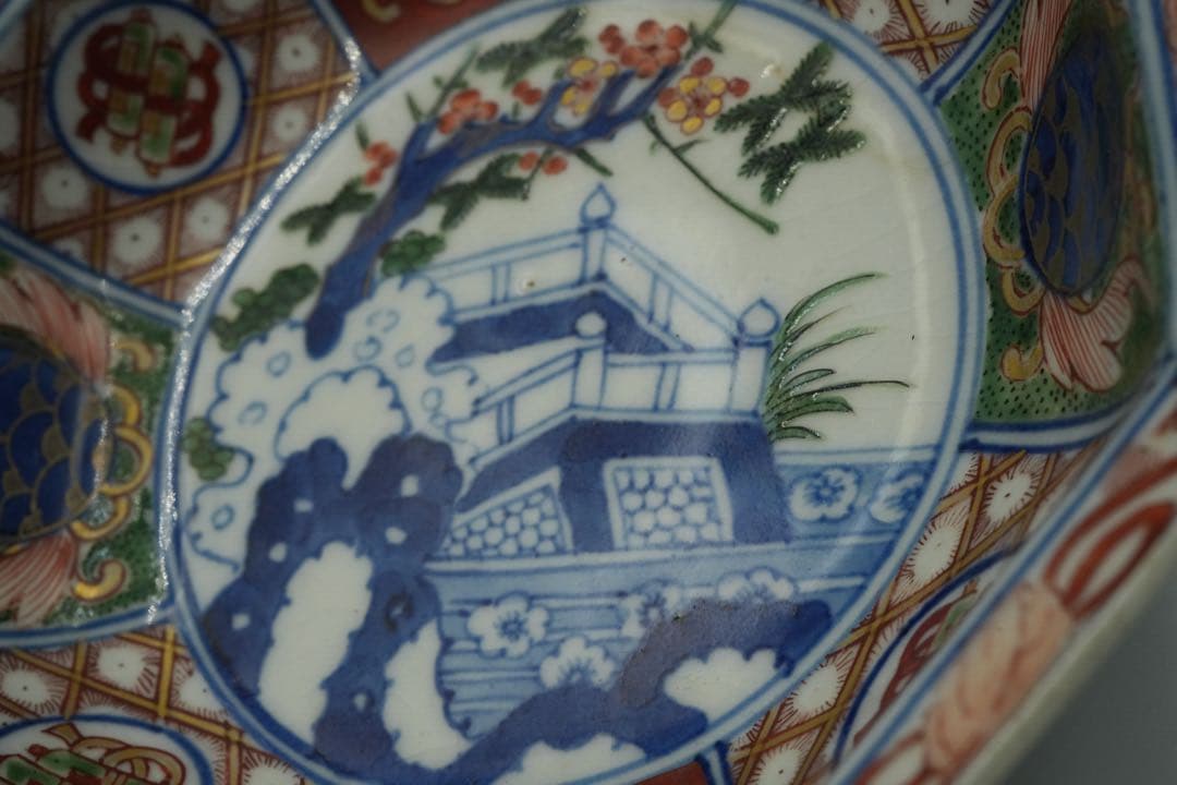 大聖寺伊万里　５客　赤絵金彩　八角中皿　大明萬暦年製　磁貫入　丸紋巻物　波図