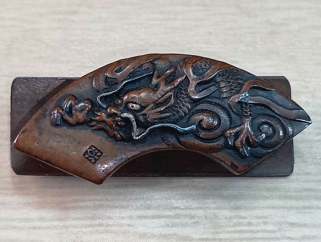 煙草入れ／前金具／雲龍図／在銘あり