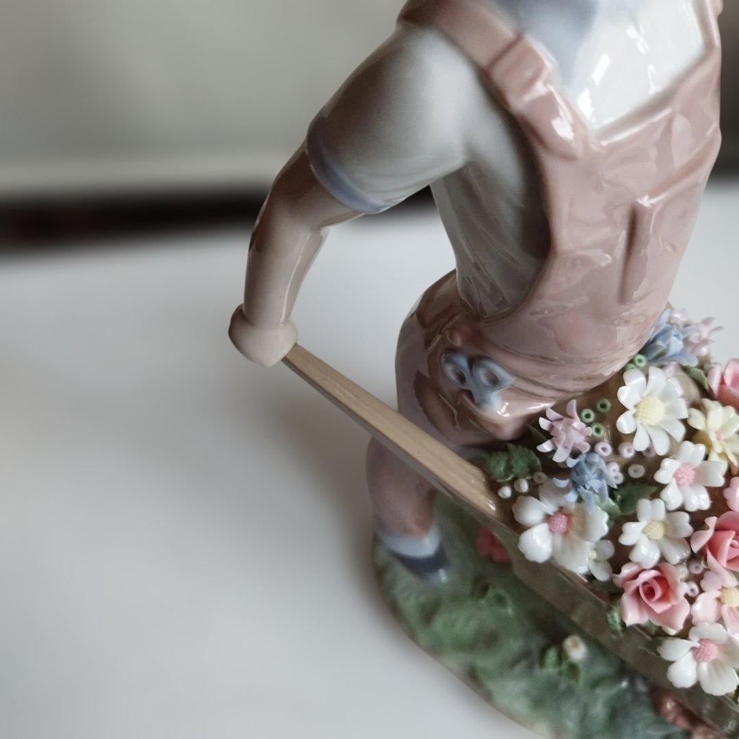 陶器製 子供の像 花手押し車