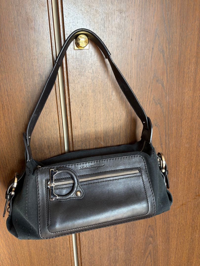 Salvatore Ferragamo ブラックハンドバッグ