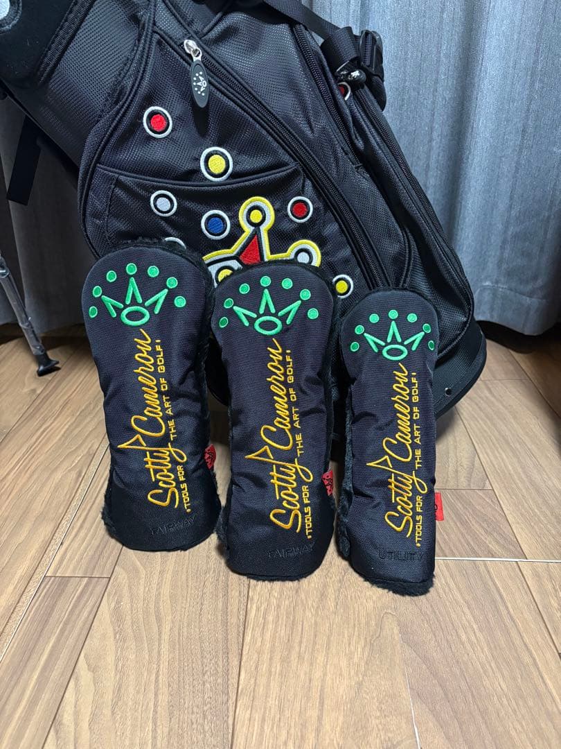 タイトリストスコッティキャメロンキャディバッグ黒カラフルクラブ　ヘッドカバー付き