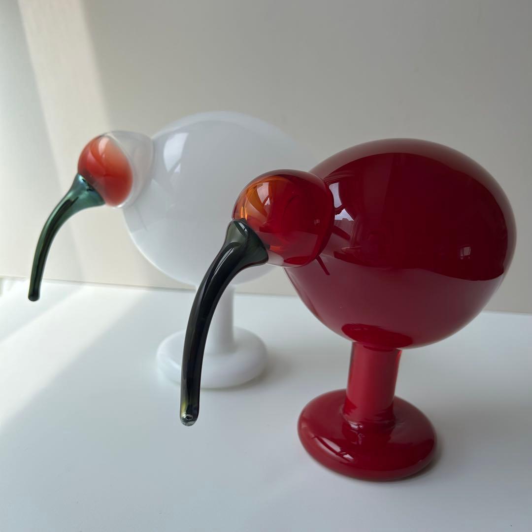 赤と白のガラス製鳥フィギュア