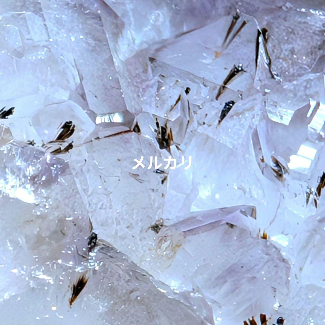 特徴的なアメジスト原石（扇形状内包物入り）