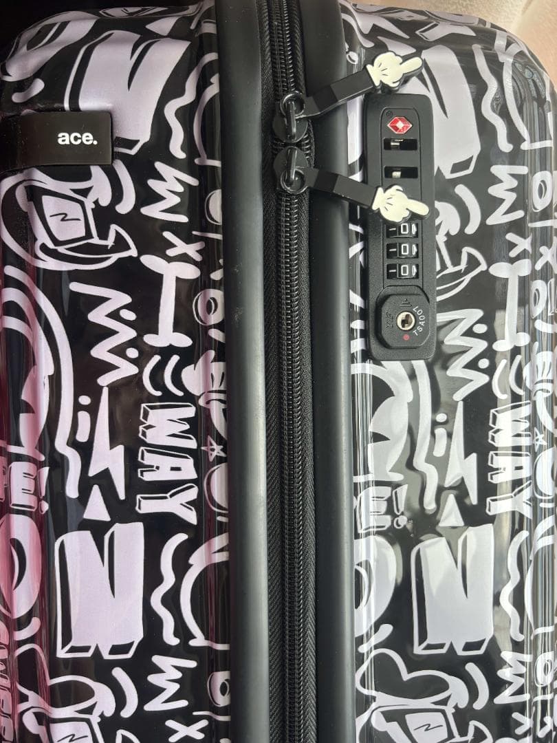 エース　ディズニー“ミッキー＆フレンズ”グラフィカルスーツケースとおまけ付き