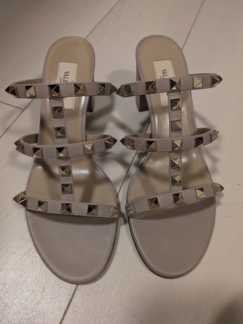 VALENTINO スタッズ付きミュール ベージュ