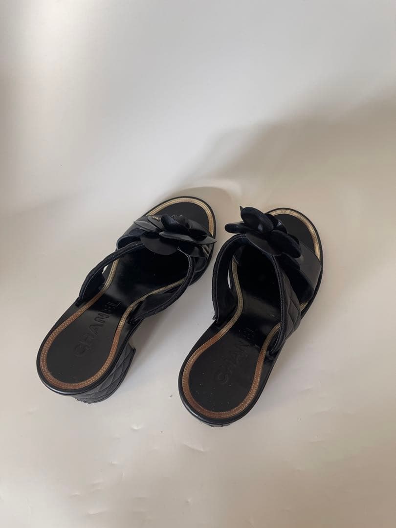 chanelシャネルフラワー装飾付きブラックサンダル