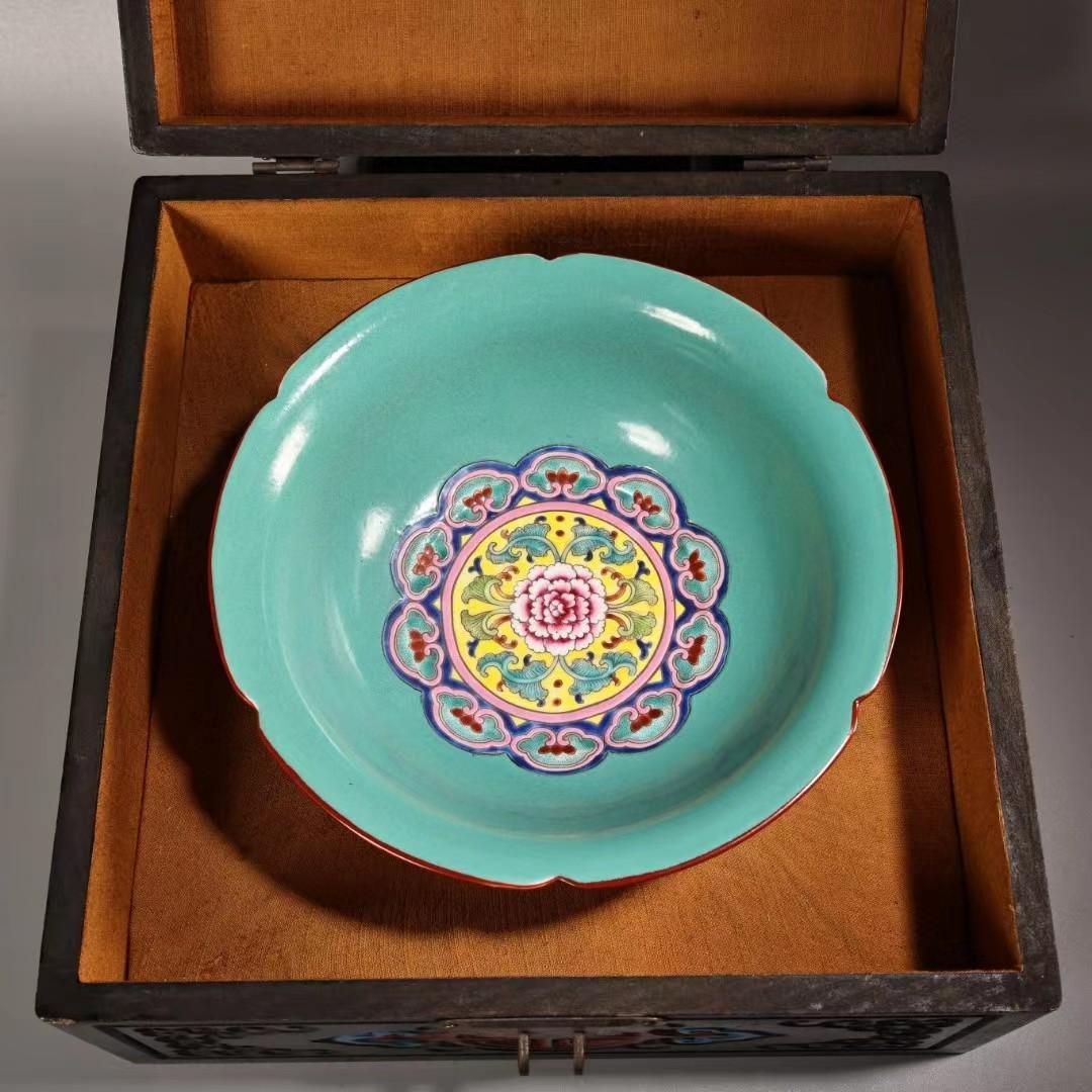 中国古美術・珍蔵七宝彩と粉彩・赤釉と描金磁器の碗・純手描き・箱付・置物・観賞皿