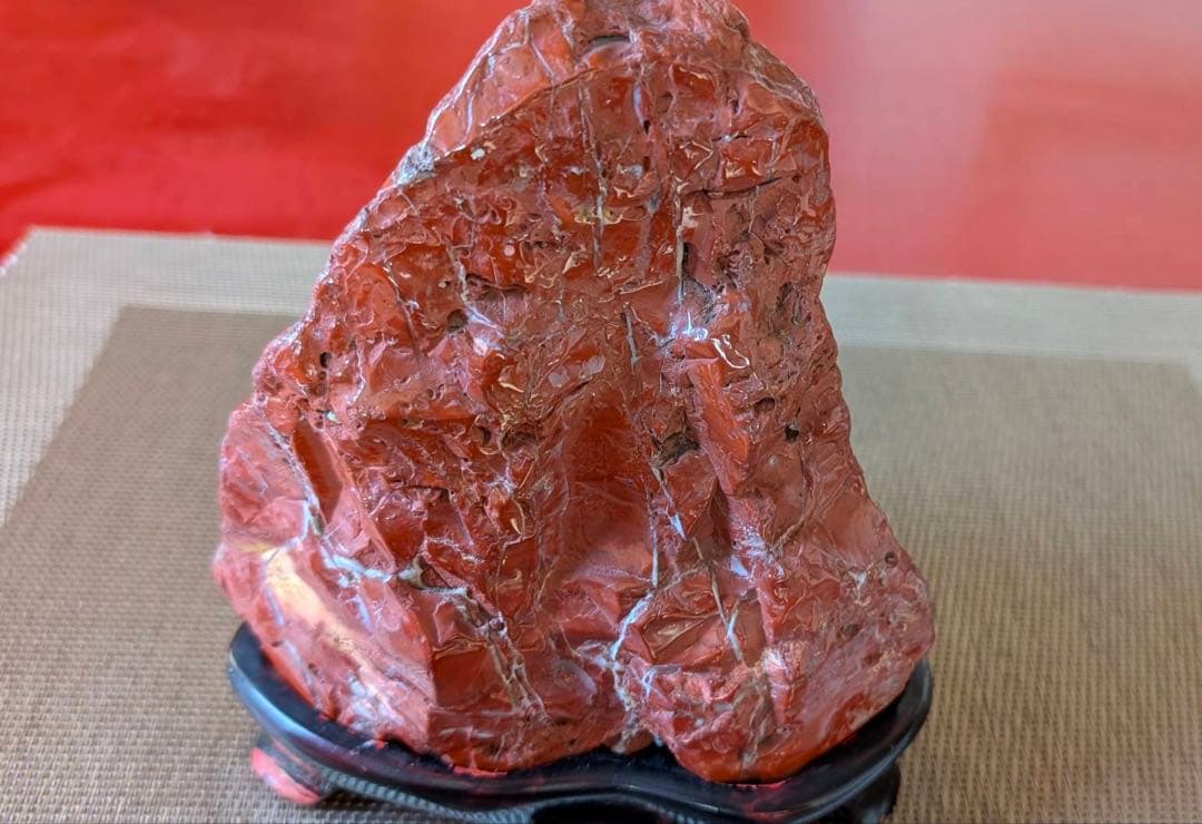 佐渡赤色の自然石と黒色台座付き