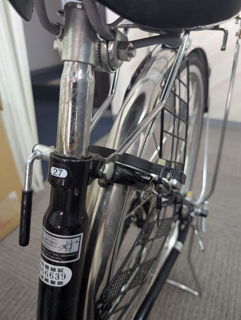 黒いシティサイクル 27インチ 前面バスケット付き、5段ギア、オートライト