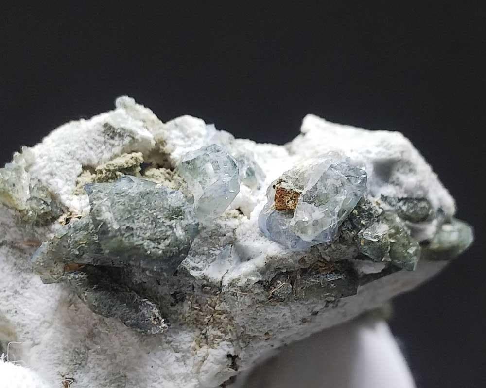 502 ベニトアイト クラスター ジョアキナイト 結晶 原石 母岩付き