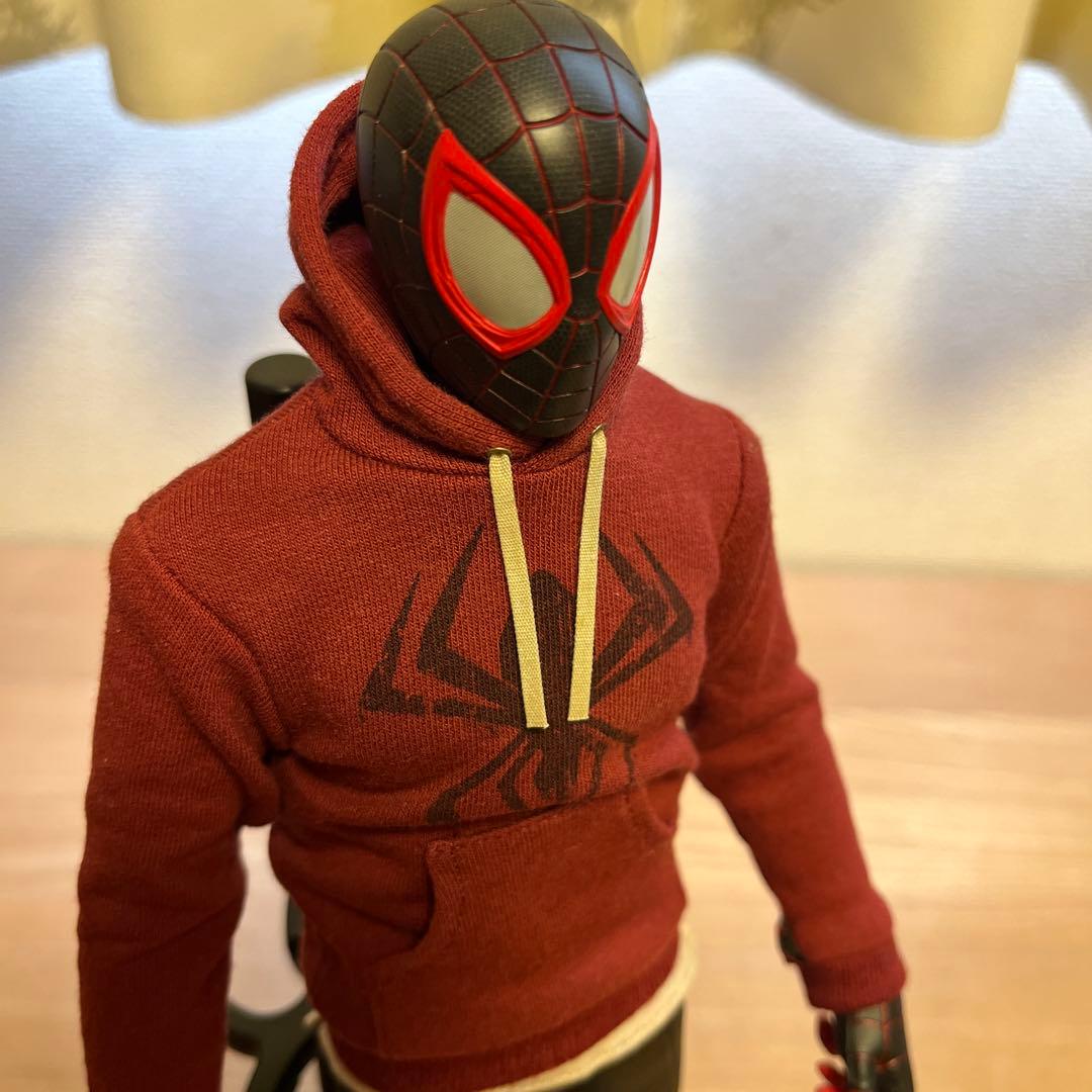 ホットトイズ マイルス・モラレス スパイダーマン 売店の看板猫スーツ版