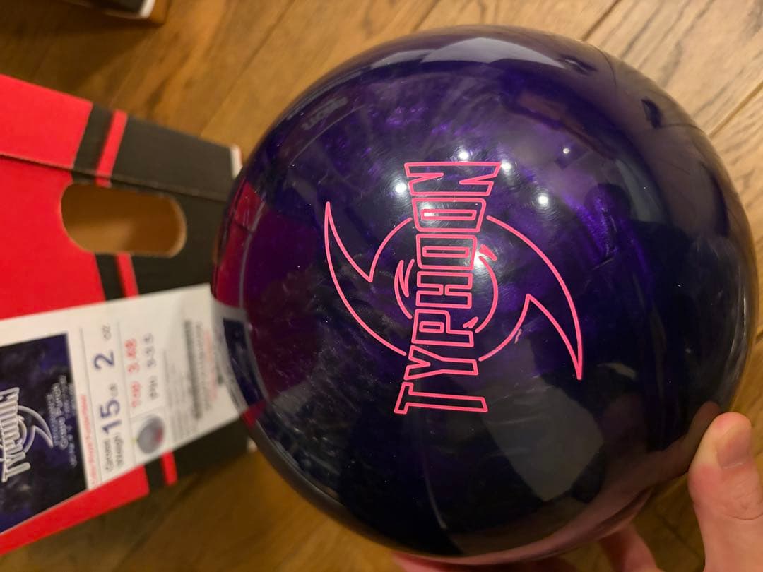 新品 Typhoon ボウリングボール 15ポンド2オンス